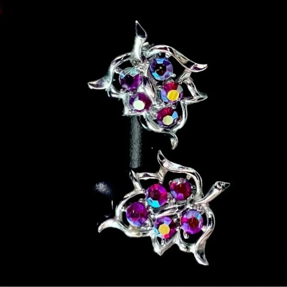 VTG SARAH COVENTRY 1959 AURORA BOREALIS RHINESTONE SILVER CLIP EARRING GRAPELEAF